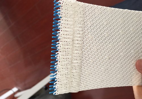 Reinforced spiral loop seam on a square mesh belt