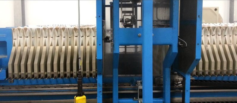 Frame press filter running press filter cloths for concentrate dewatering