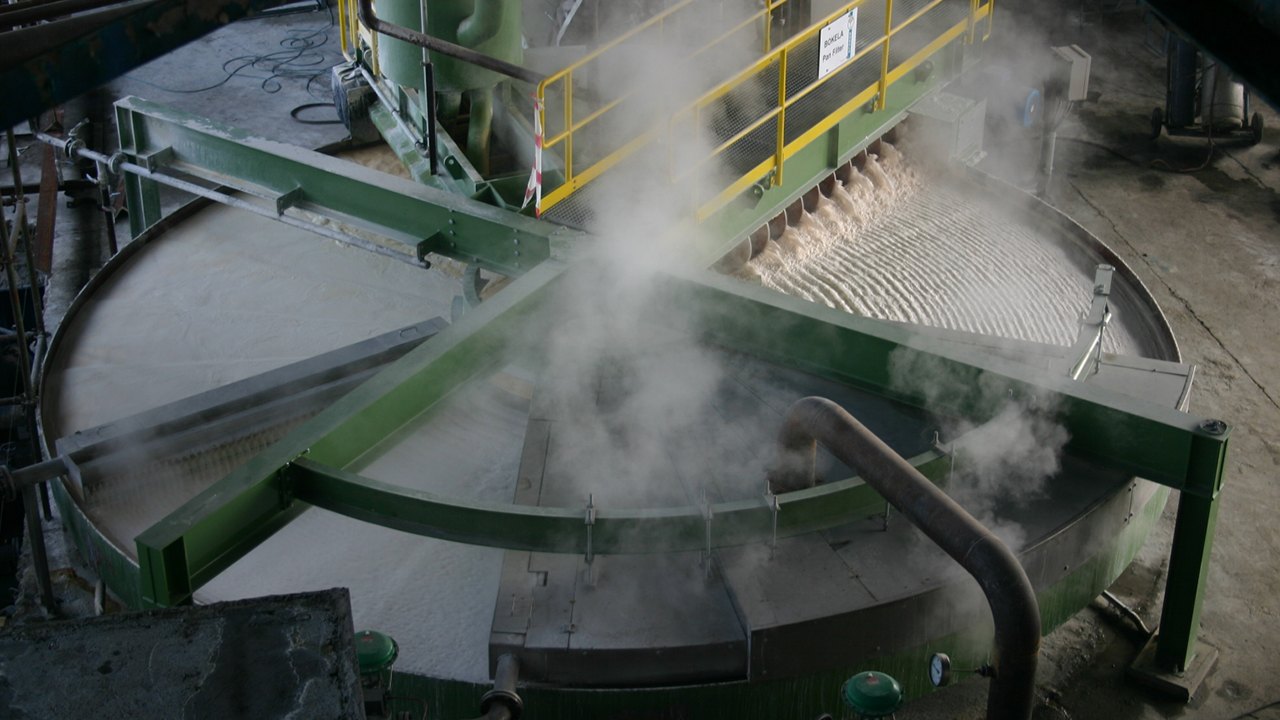 Horizontal disc vacuum filter running fan-shaped cloth segments